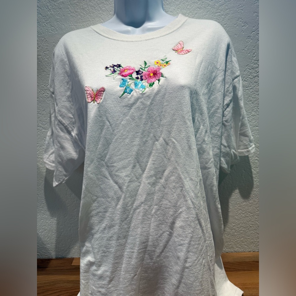 Jerzees White embroidered floral butterfly Tee size XL